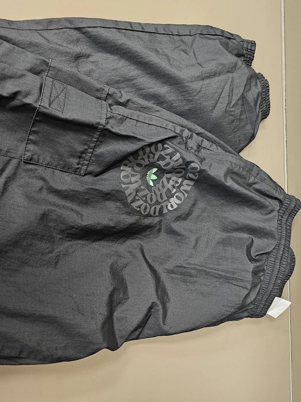 adidas Originals Graphics Ozworld cargo sweatpants in black XL